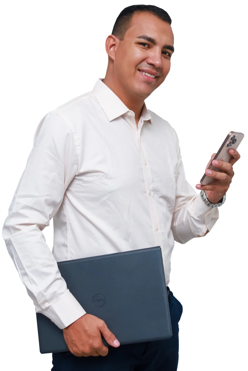 Luiz ao celular, com um notebook à frente, pronto para atender